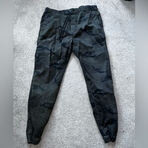 American Eagle camo joggers. Elastic waistband with tie string. Great fit